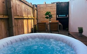 Duplex Stay With Hot Tub Opposite Stadium
